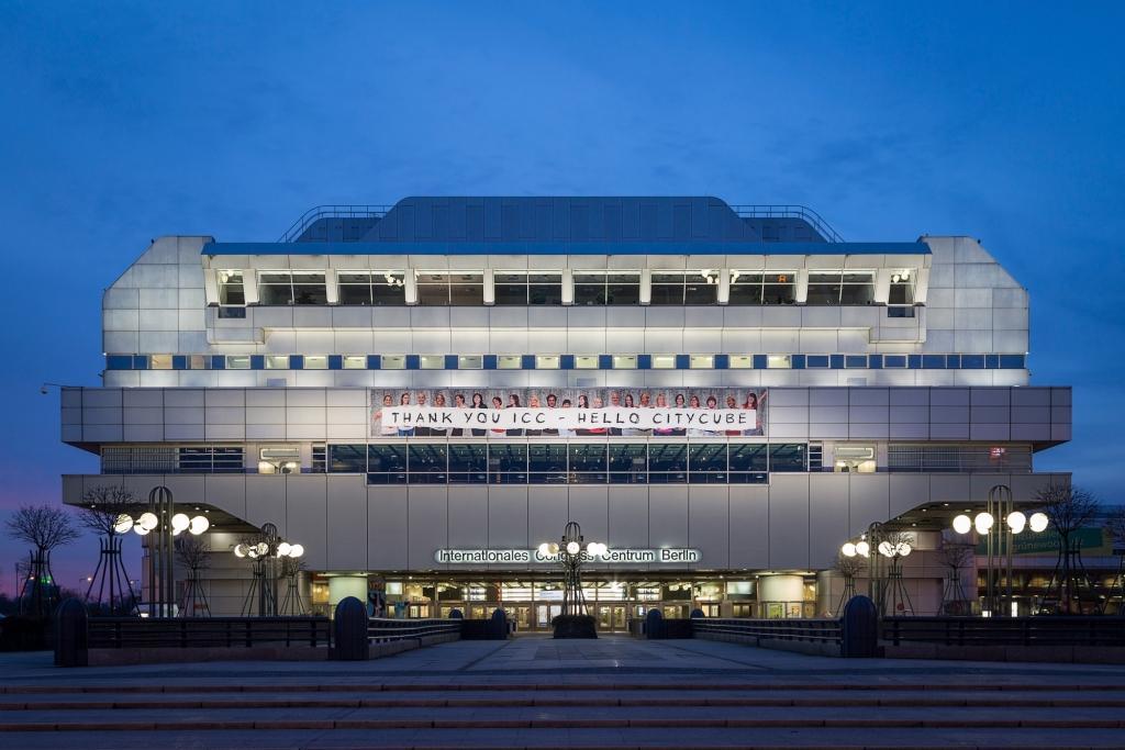 Die glänzend metallischen Eingangstüren das International Congress Center in Berlin Foto von vasi 100