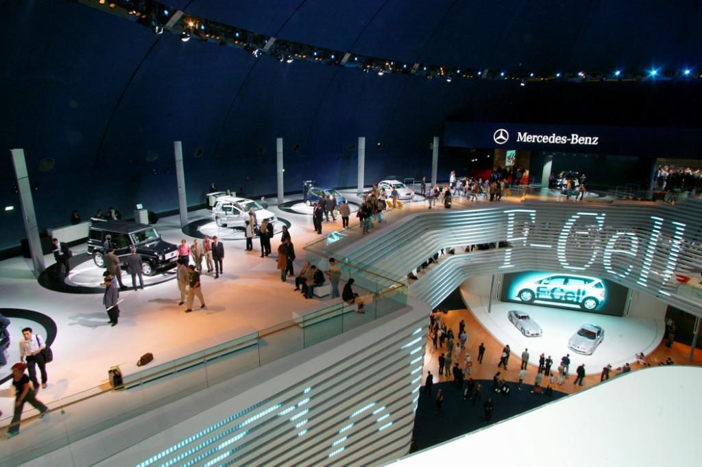 Mercedes Benz auf der IAA2003 zukunftsweisend mit LED Fassade Foto Daimler AG