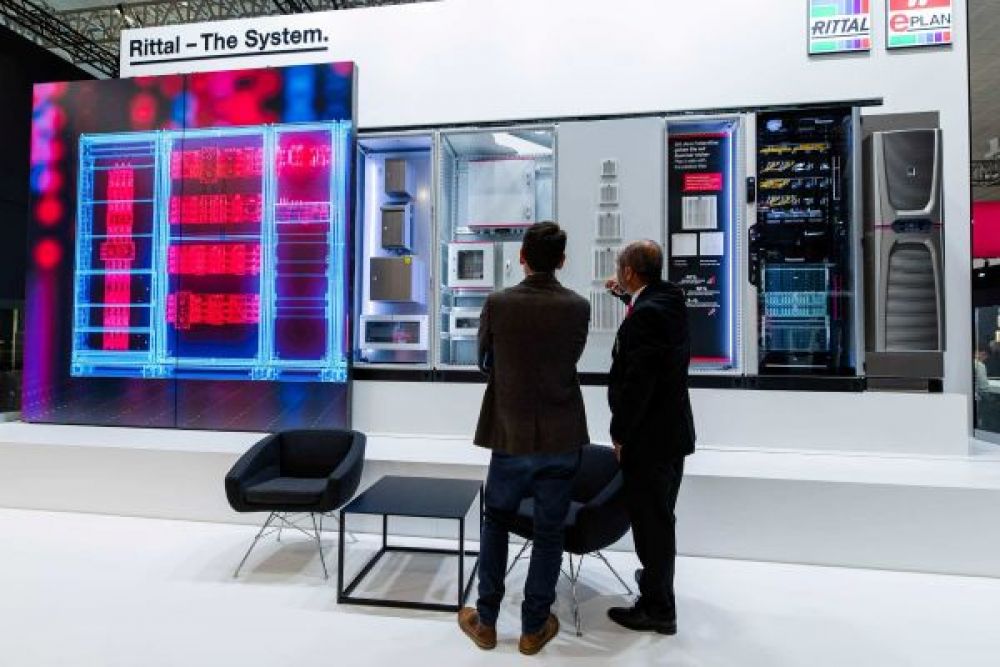 mld installierte fahrbare LED-Wand auf dem Rittal Messestand