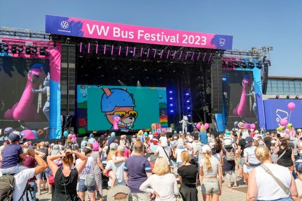 Volkswagen Nutzfahrzeuge stellt VW Bus Festival CO2-neutral