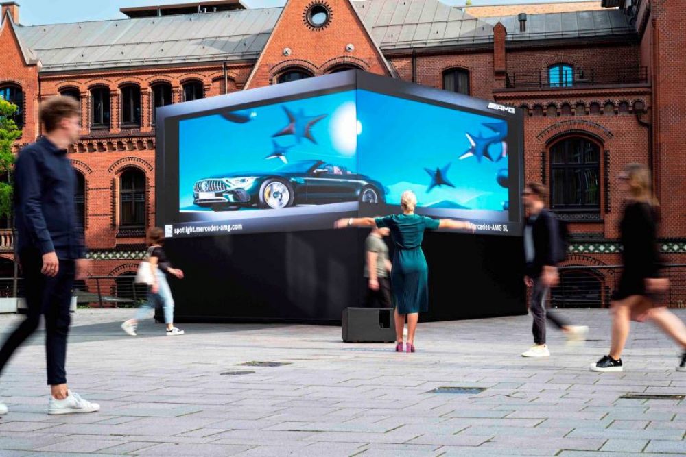 Mercedes-AMG SL interagiert auf 3D-Billboard mit Passanten