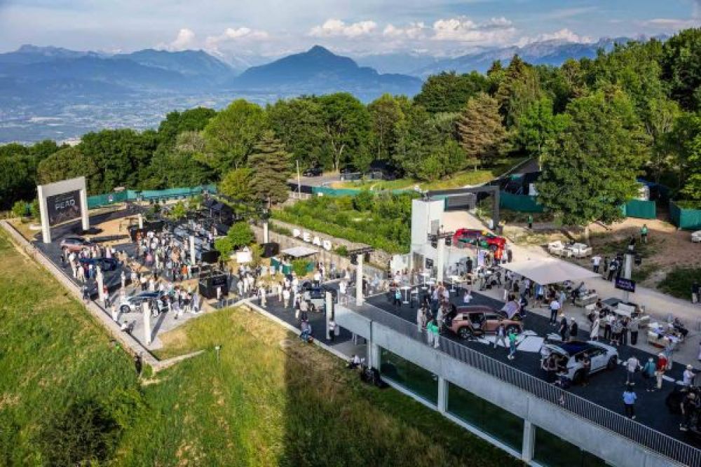 Schachzug inszeniert Launch des Škoda Peaq auf Mont Salève