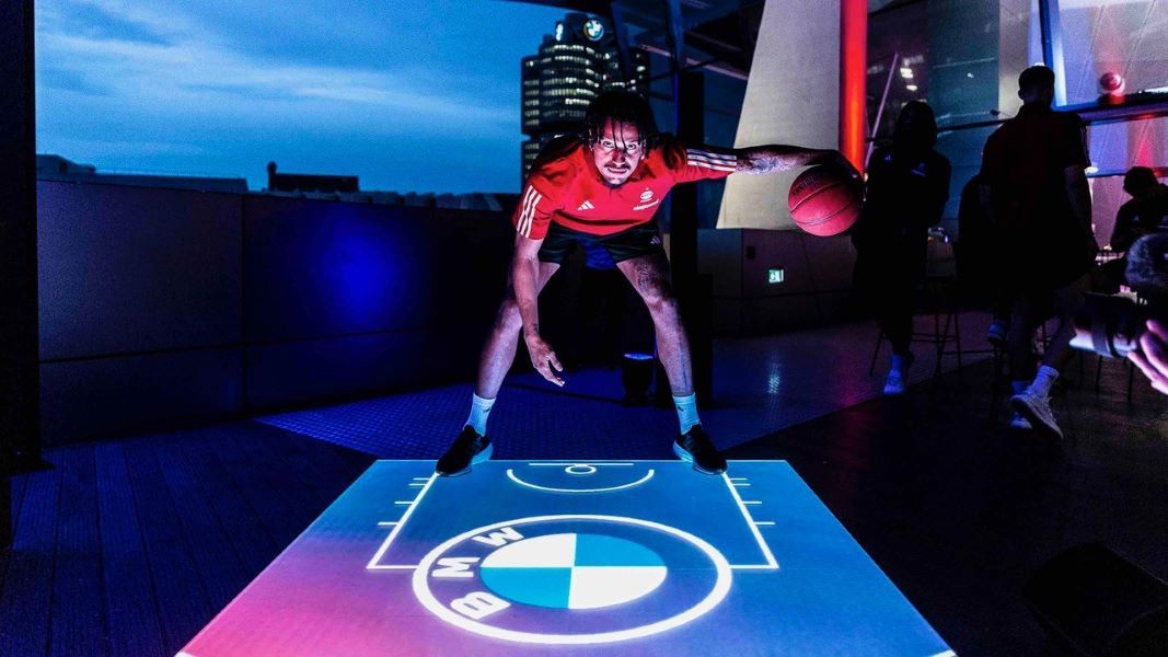 BMW Park installiert gläsernen Videosportboden für Basketball