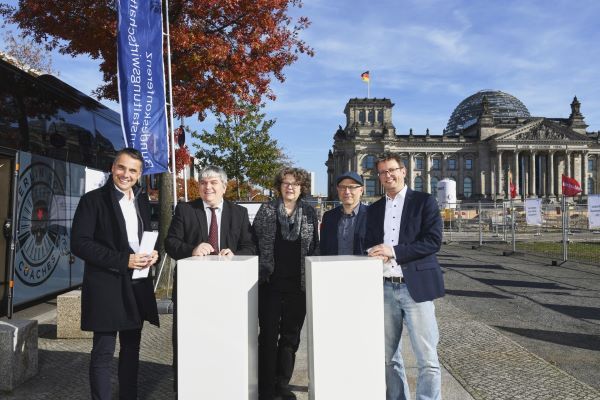 Stopp machen und Herausforderungen angehen: Politikgespräche im Tourbus